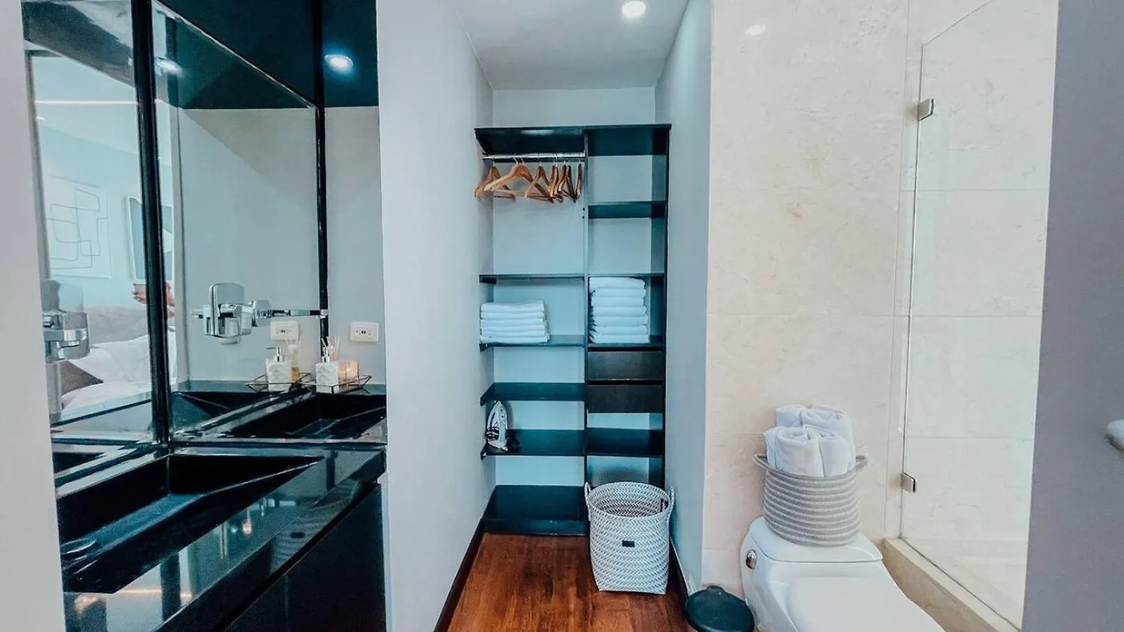 Amazing Luxury 1 Bedroom Gym & Pool Provenza 704 Medellin Apartment